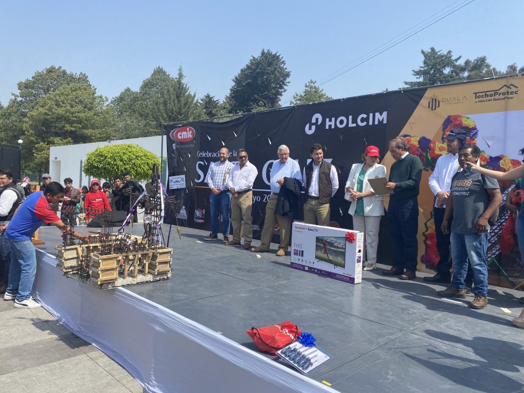 Trabajadores de la construcción celebran el día de la Santa Cruz