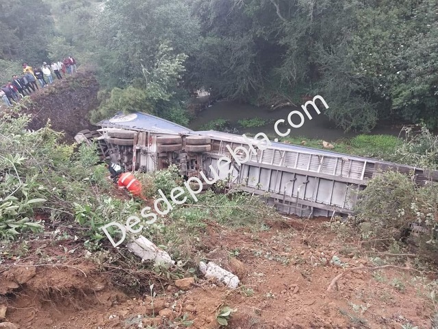 Un muerto en volcadura de camión sobre la autopista México-Tuxpan