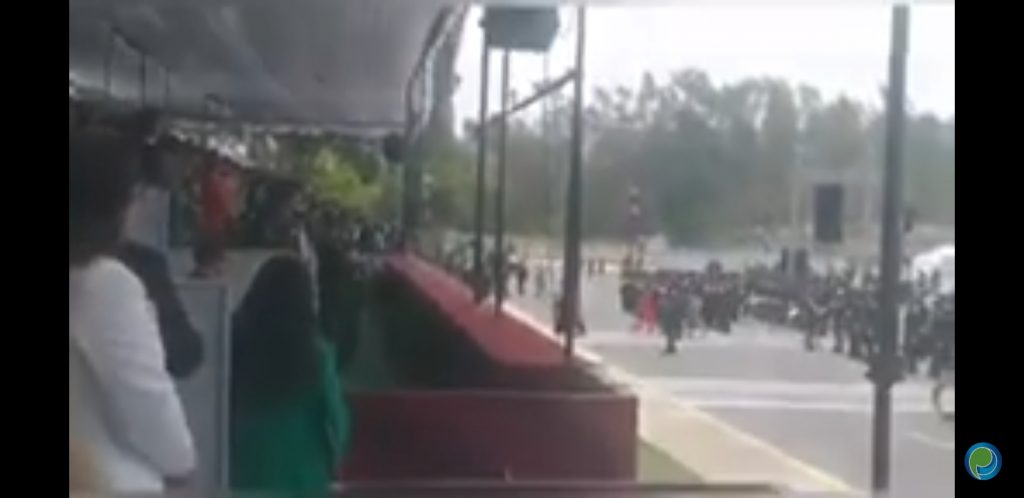 Video desde Puebla: Sergio Salomón Céspedes y Andrés Manuel López Obrador observan el desfile por el 5 de Mayo