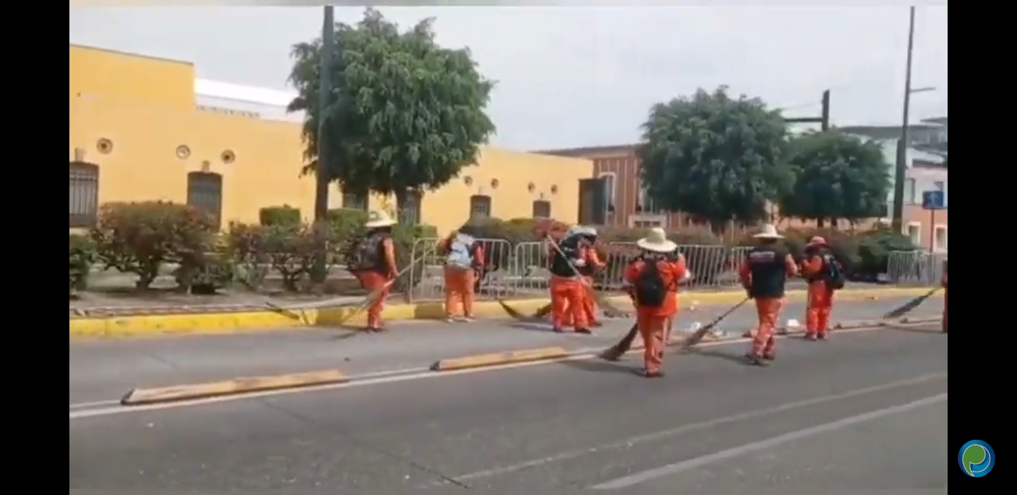 Video desde Puebla: Naranjitas limpian luego del desfile 5 de Mayo