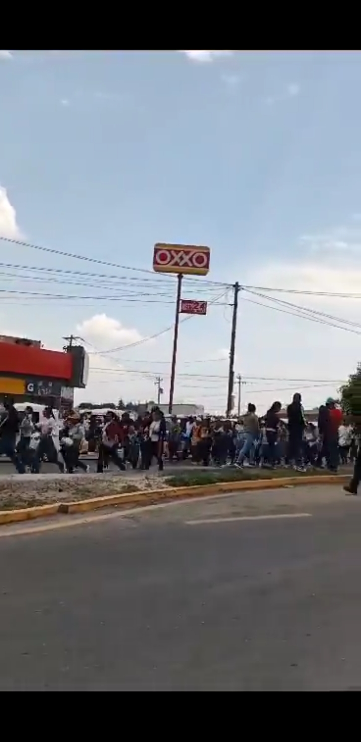 Video desde Puebla: Vecinos de Acatzingo hacen caravana a floricultores fallecidos en Nayarit