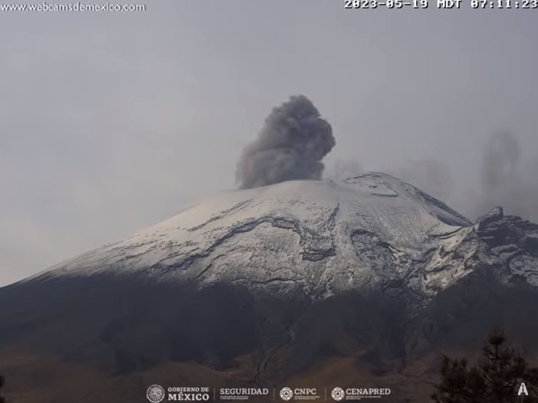 Popocatépetl continúa con fumarolas y ceniza