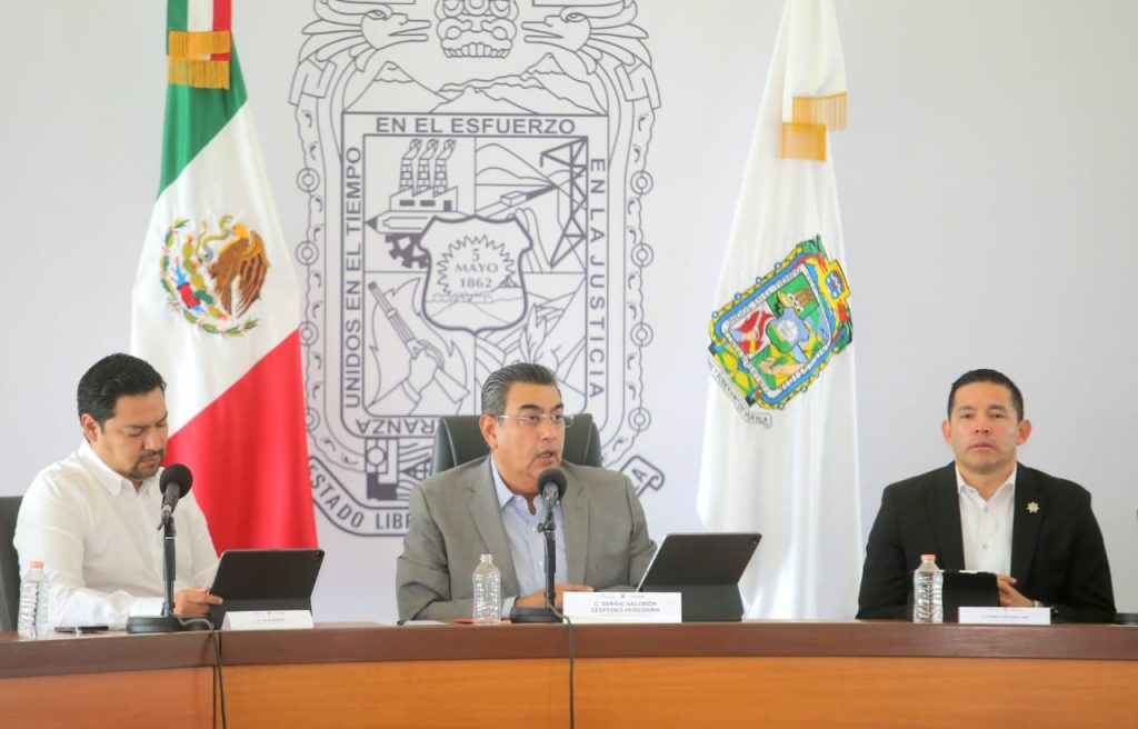 Apego a la ley y abierto al diálogo, el gobierno de Puebla con vecinos de Santa Rita Tlahuapan que cerraron la carretera, señaló Sergio Salomón Céspedes