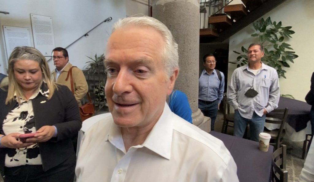 Video desde Puebla: Levanta la mano Santiago Creel para la candidatura a la presidencia de la república por el PAN