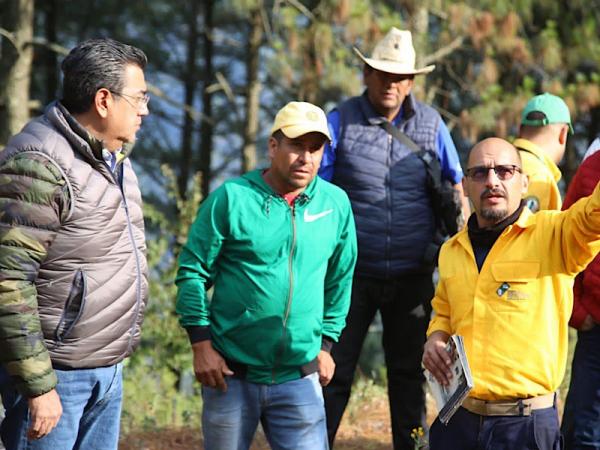 Refuerza Gobierno de Puebla labores para extinguir incendio forestal en Zacatlán