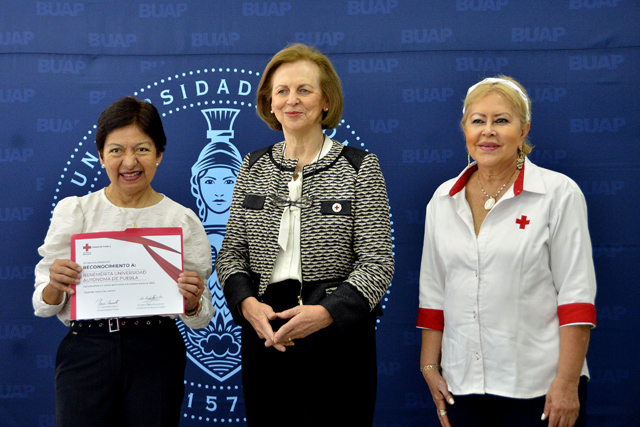 Rectora Lilia Cedillo entrega donativos de la comunidad BUAP a la Cruz Roja Mexicana