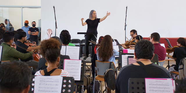 La misión de una orquesta es curar el alma de una sociedad: Lizzi Ceniceros