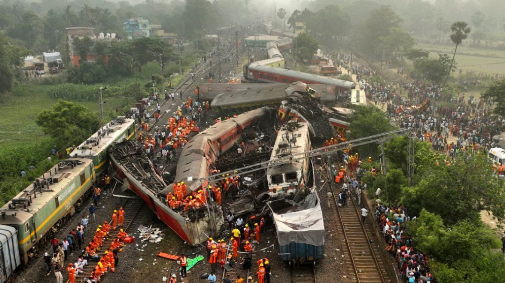 Choque de trenes en India suma 275 muertos