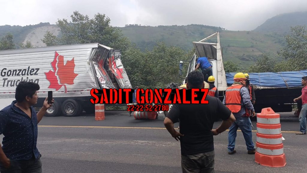 Muere conductor de camión en choque por alcance en Huauchinango