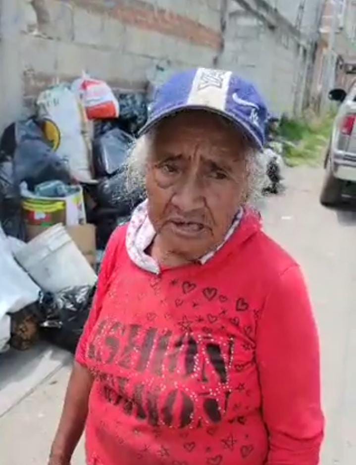 Video desde Puebla: A ancianita le roban su triciclo nuevo y le dejan uno viejo en Santa Margarita