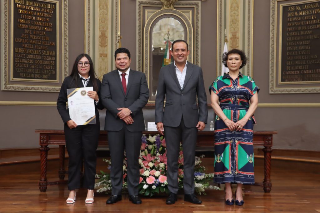 Entregan títulos profesionales a trabajadores en el Congreso del Estado