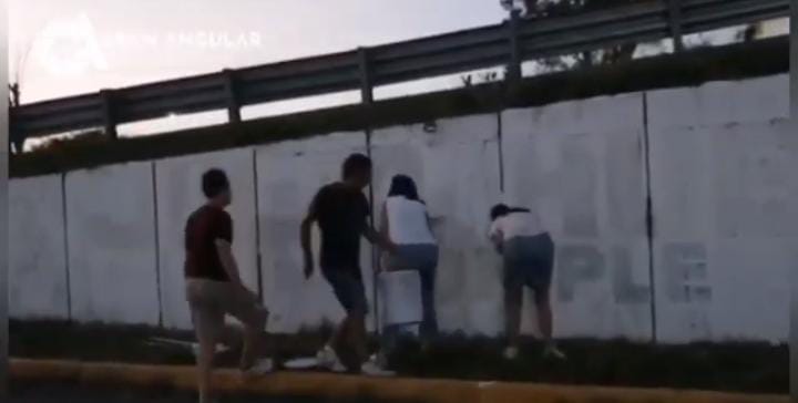 Video desde Puebla: Voluntarios borran la propaganda política