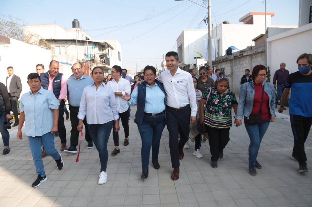 Eduardo Rivera entrega 8 calles más