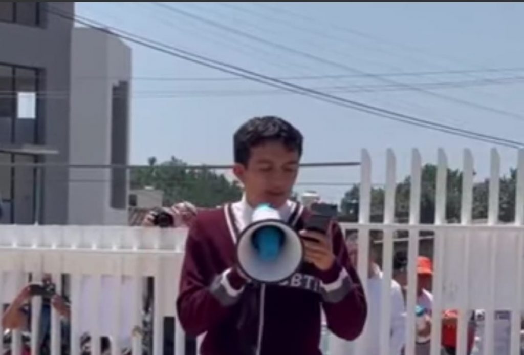 Estudiantes de Huauchinango se manifiestan contra asesinato de un cachorro supuestamente cometido por una de sus compañeras