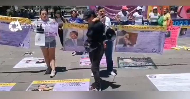 Video desde Puebla: Nuevamente exhiben en el zócalo a presuntos deudores alimentarios