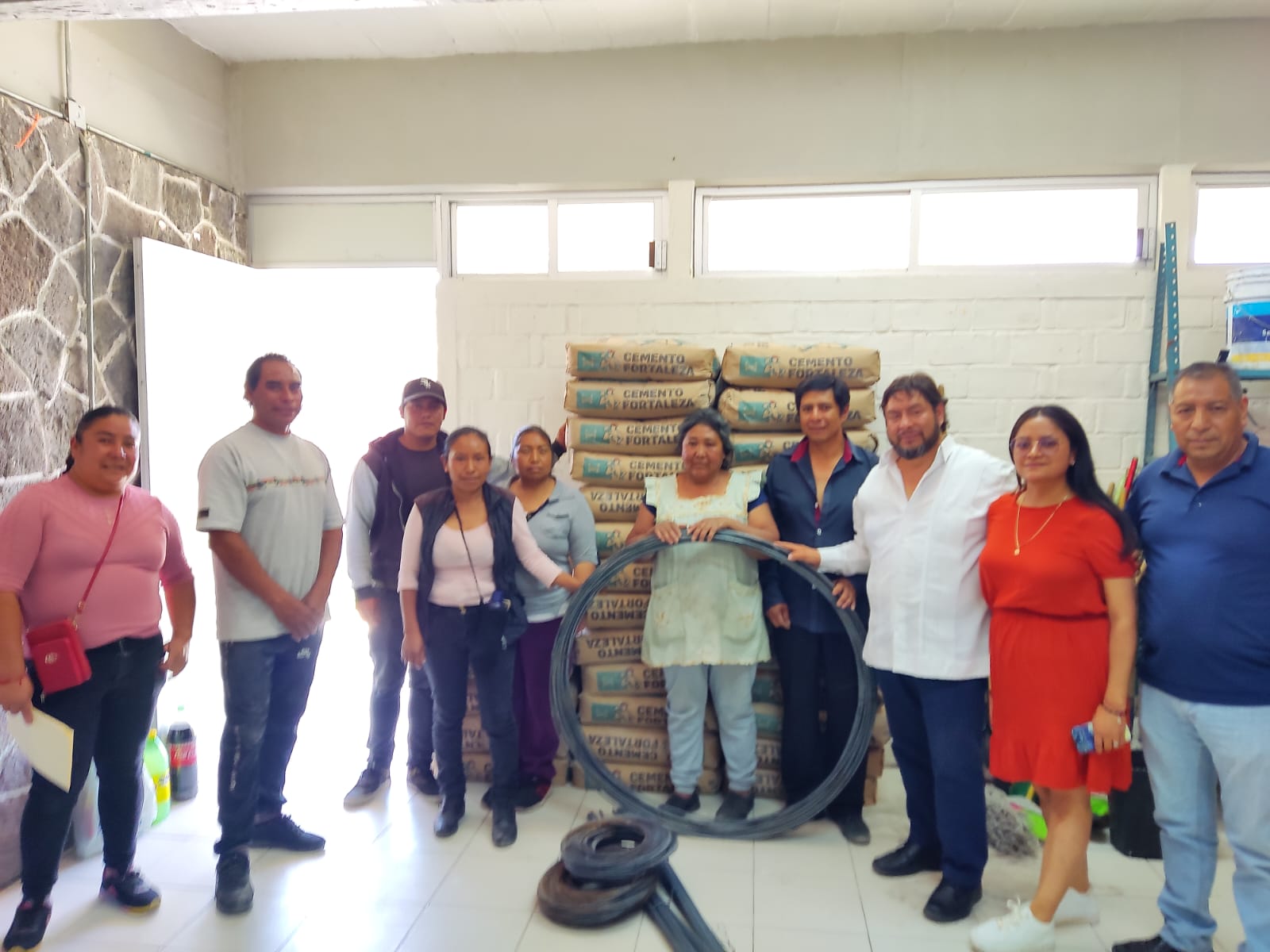 En San Nicolás de los Ranchos Gumaro Sandre entregó material de construcción en primaria de Xalizintla