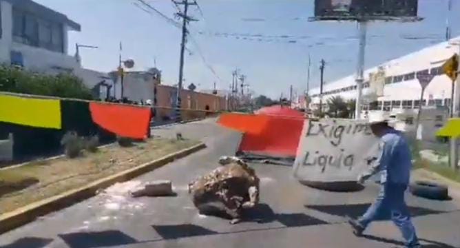 Video desde Puebla: Ex trabajadores cierran calle por inconformidad contra la empresa “arte en demin”