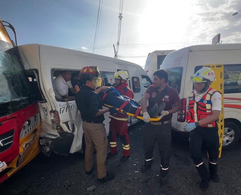 Carambola deja 10 heridos en bulevar Carmen Serdán