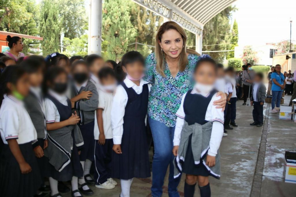 Entregan guias de estudio en escuelas públicas de San Pedro Cholula