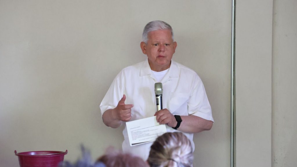 Carlos Peredo cortó el listón del panteón del barrio de Ixticpan