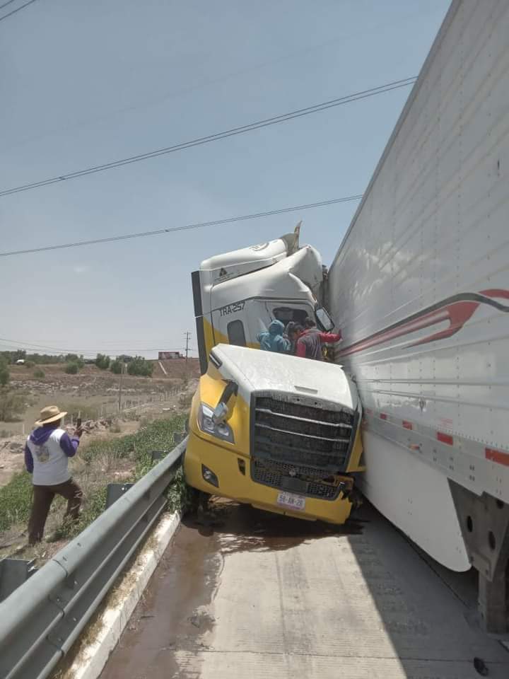 Muere camionero tras choque en Acatzingo