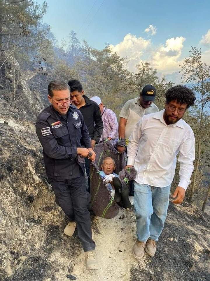 Continúan labores para sofocar incendio forestal en Zacatlán