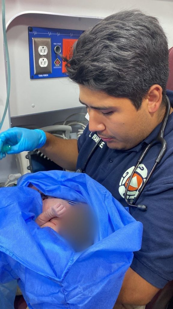 Policías municipales ayudan a mujer que dio a luz en una tienda Modelorama