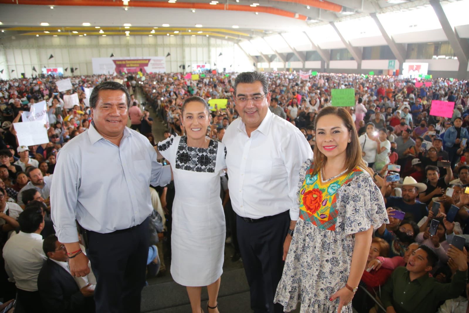 Claudia Sheinbaum visita Puebla; llegan miles de personas 