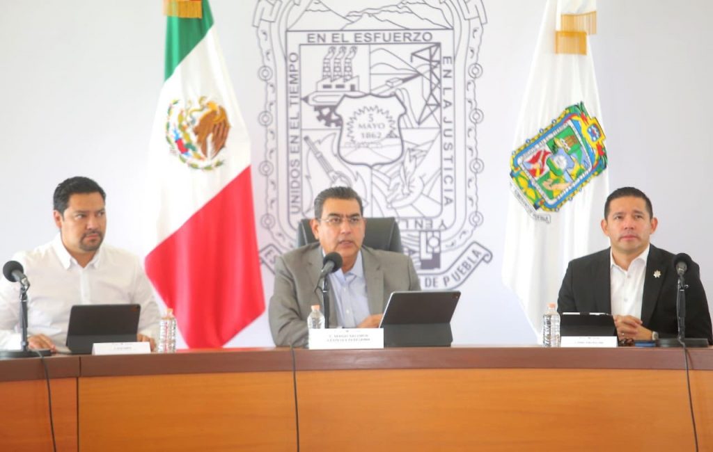 Gobernador Sergio Salomón emitirá un decreto para regular pinta de bardas 