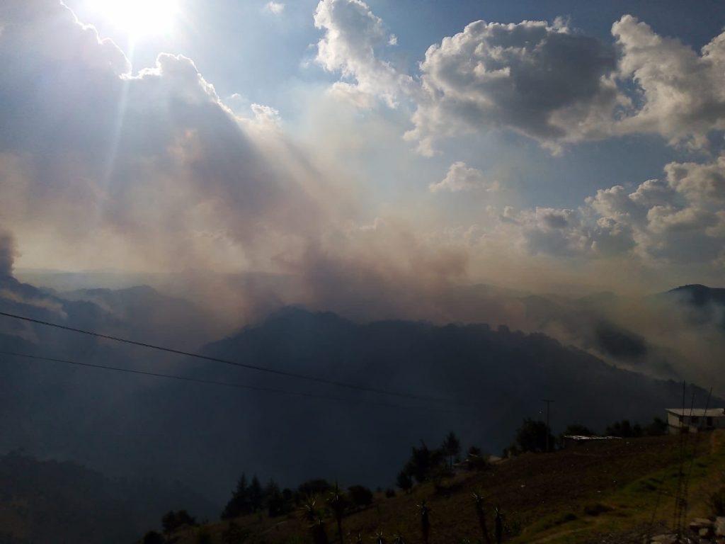 Sigue activo incendio forestal en Zacatlán 