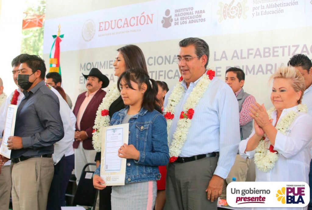 Sergio Salomón entregó constancias de construcción y rehabilitación de espacios educativos 