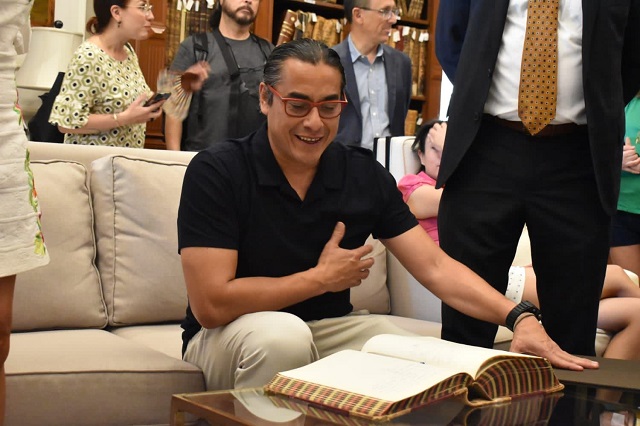 Puebla reconoce al chef Carlos Gaytán como visitante distinguido