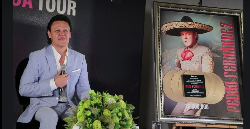 ¡Pedro Fernández recibe reconocimiento por más de 25 millones de discos vendidos! anuncia su nueva gira “Te doy la vida tour”