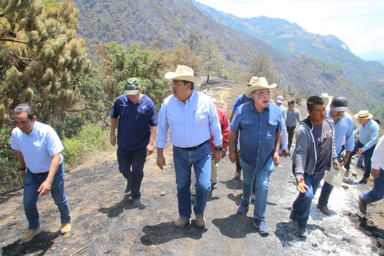 Sergio Salomón Céspedes mantiene supervisión del incendio en Zacatlán