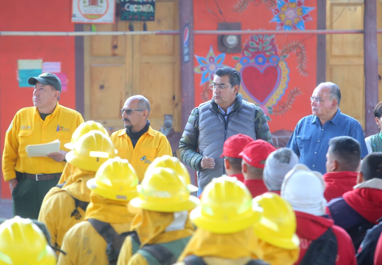 Sergio Salomón Céspedes ordena reforzar trabajos para sofocar incendio forestal en Zacatlán