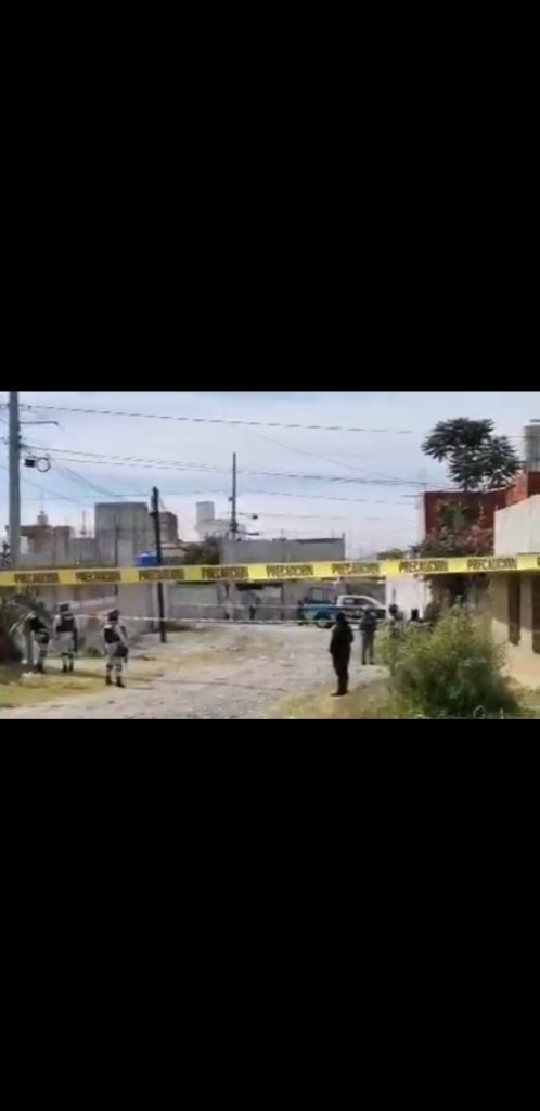 Video desde Puebla: Tiran cadáver de mujer atada y cubierta con una sabana en la colonia Santa Lucía