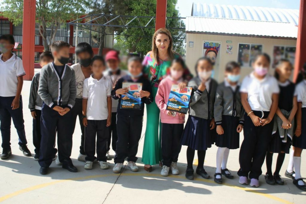 Gobierno de Paola Angon continúa con la entrega de guías de estudio en favor de la educación