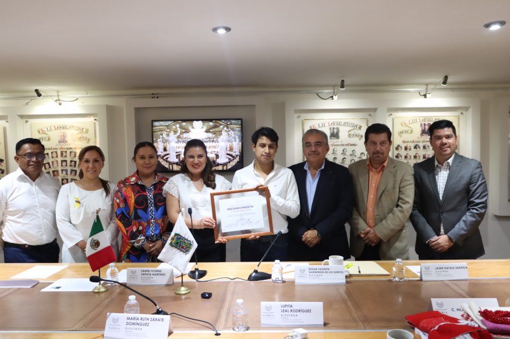 Entrega Comisión de Migración reconocimiento al artista tejedor, Hilan Cruz