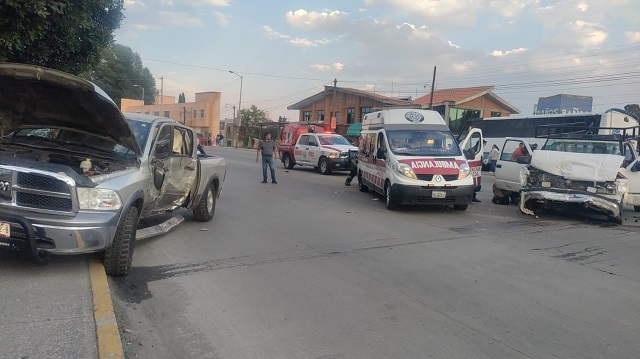 Choque entre dos camionetas deja varios lesionados en Amozoc