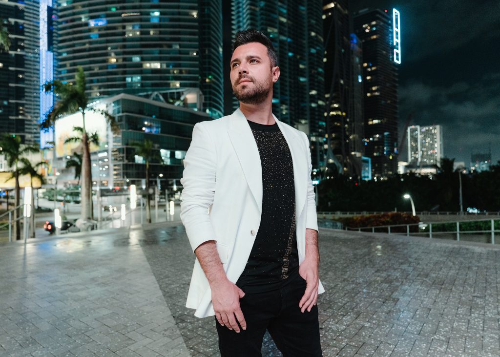 Adonay Muse lanza nuevo tema . “Ahora quien?”