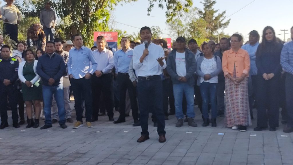Video desde Puebla: Eduardo Rivera busca recursos con AMLO para pavimentar mil calles más