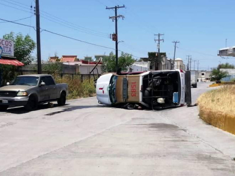 VIDEO: Vehículo de guardia estatal en Tamaulipas vuelca tras ser atacado a balazos