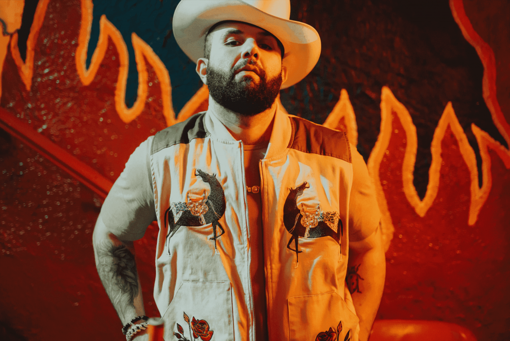 Carin León estrena  video oficial de  “Deja de ch!ng@*me”