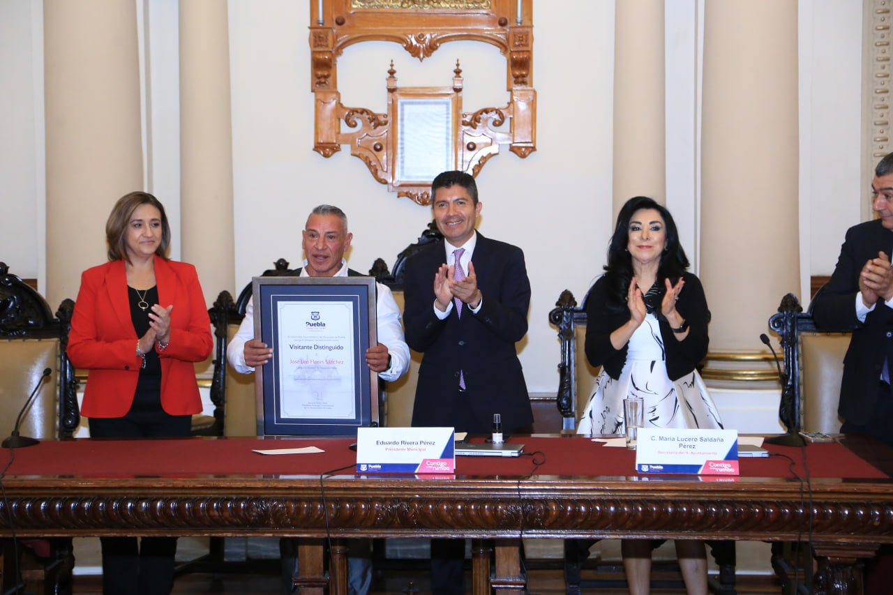 Ayuntamiento de Puebla reconoce a Leo Flores como “Visitante distinguido”
