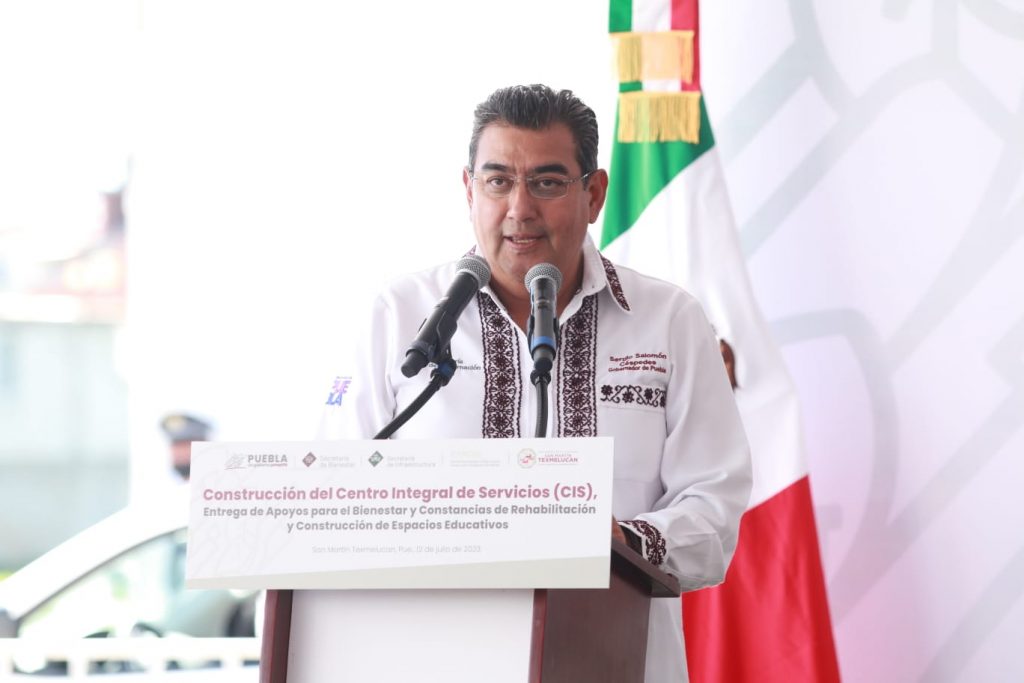 Para reforzar la seguridad, el mandatario también entregó 10 patrullas al ayuntamiento