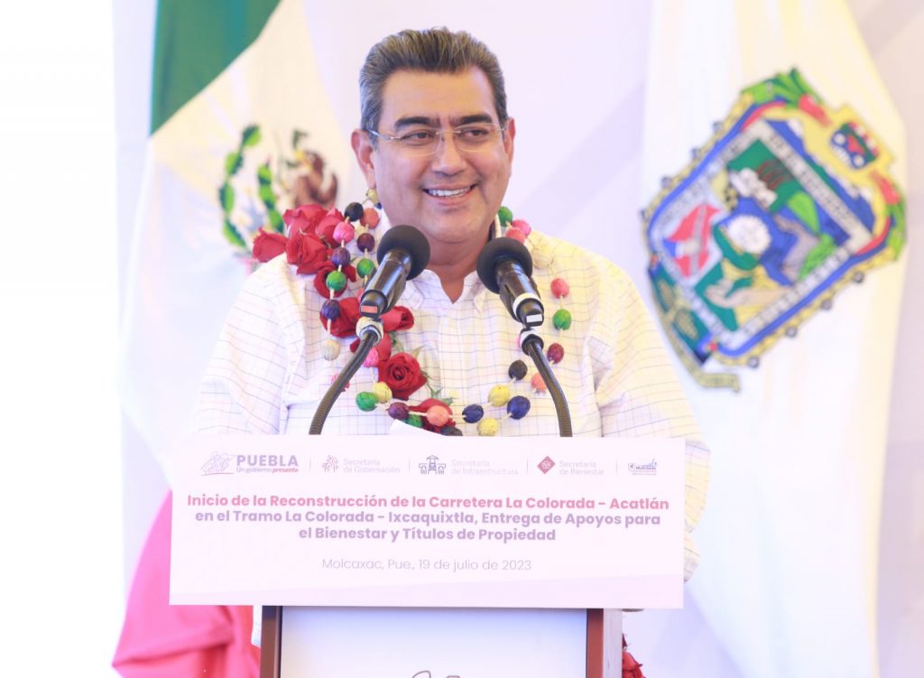 Sergio Salomón inicia rehabilitación de carretera en Molcaxac y entrega aparatos ortopédicos en Tepeaca