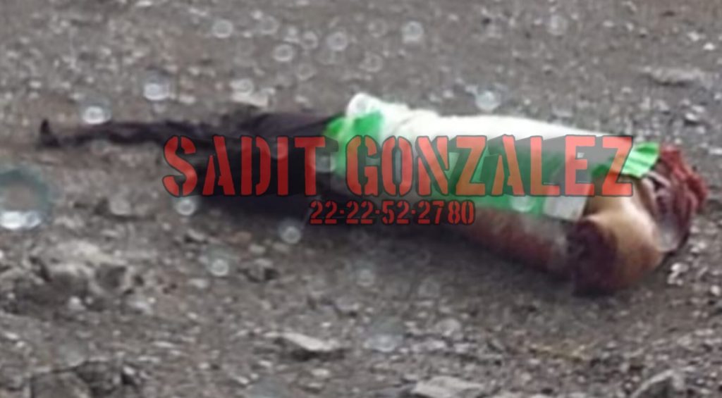 Encuentran restos humanos con narcomensaje en Tecamachalco