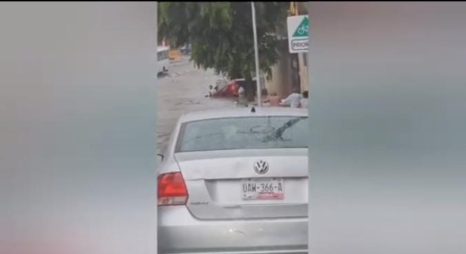 Video desde Puebla: Familia quedó de su auto varado por la fuerte lluvia en Avenida Nacional