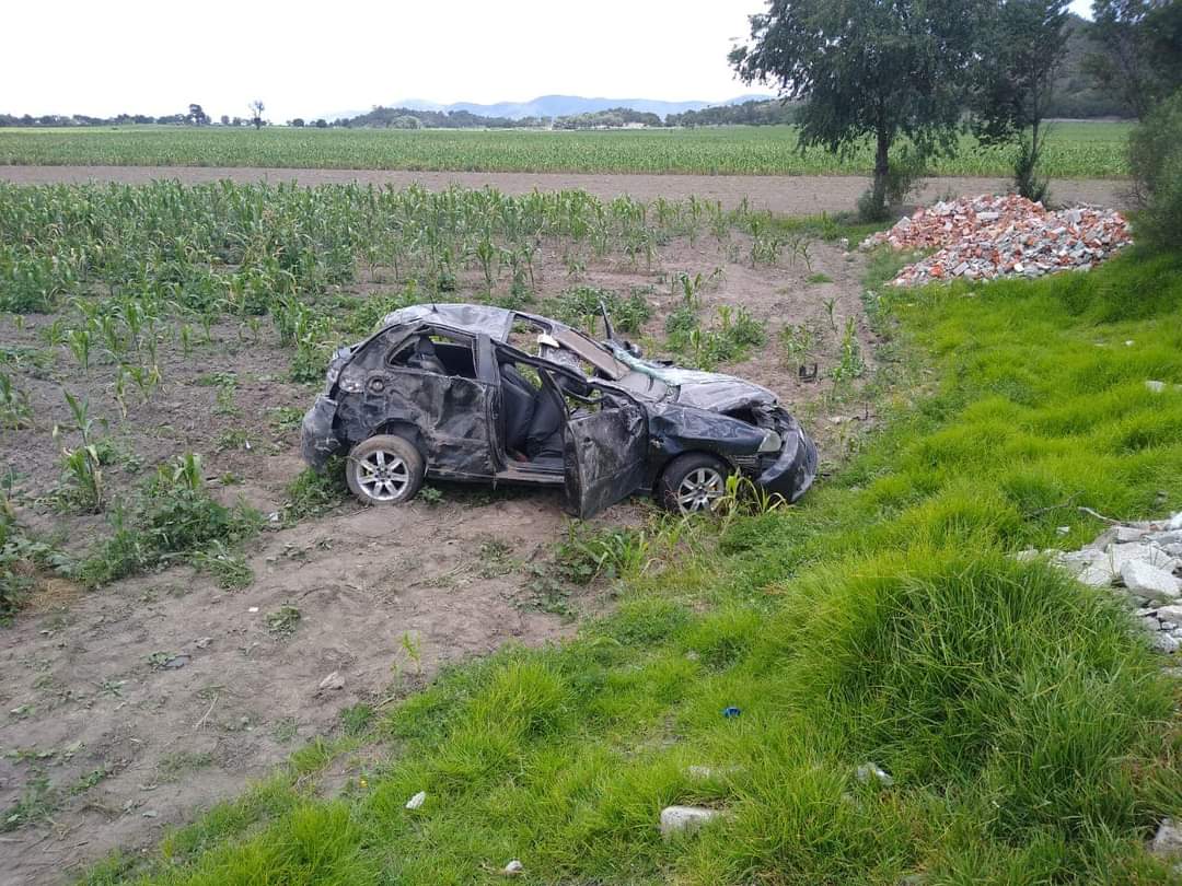 Sale lesionado al volcar su vehículo en Aljojuca