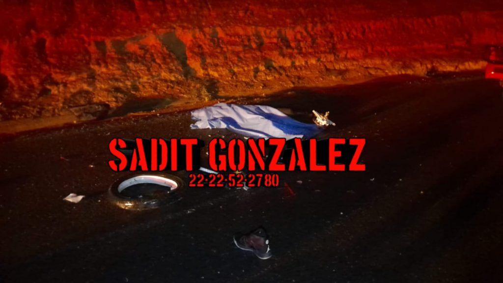 Muere motociclista al chocar de frente contra camioneta en Coxcatlán